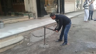 صور.. حملات مكبرة لإزالة الحواجز الحديدية بحي عابدين 