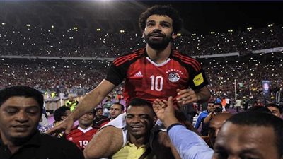 قصة صورة.. معاق يرقص بقدم واحدة فرحا بتأهل مصر للمونديال 