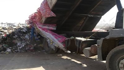 صور| غضب في البدرشين بعد قيام سيارات مركز المدينة بإلقاء القمامة  بطريق مصر أسيوط البطئ
