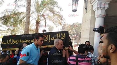 صور.. وصول جثمان حمدي قنديل إلى مسجد الرحمن الرحيم لتأدية الجنازة