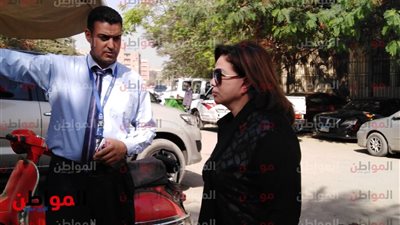 صور.. وصول إلهام شاهين ويسرا لتشييع جنازة حمدي قنديل
