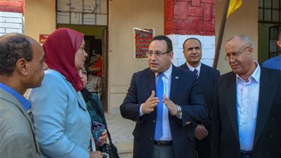 صور.. محافظ الإسكندرية لطلاب مدرسة كليوباترا: 