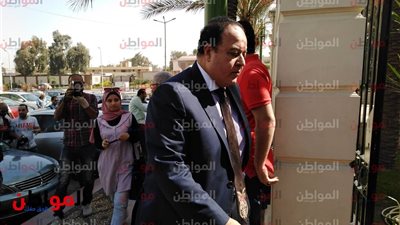 وصول الإعلامي جمال الشاعر للمشاركة في جنازة حمدي قنديل زوج نجلاء فتحي