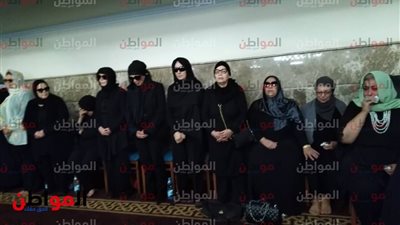 صور| الفنانات ينتظرن أداء صلاة جنازة حمدي قنديل في مسجد الرحمن الرحيم