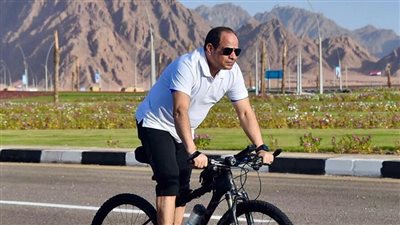 صور.. الجولة التفقدية للرئيس السيسي بدراجة في مدينة شرم الشيخ 
