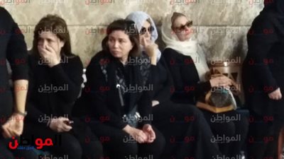 شاهد انهيار يسرا في جنازة الإعلامي حمدي قنديل زوج نجلاء فتحي 