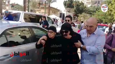 فيديو .. آهات نجلاء فتحي قبل دفن الإعلامي حمدي قنديل .. لم تعرف أين تذهب 