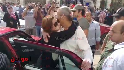 فيديو .. قبلة إلهام شاهين وفاروق الفيشاوي في جنازة حمدي قنديل .. مواساة أم شفقة ؟