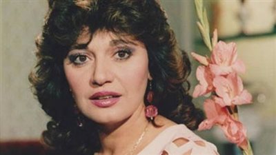 صور لاتنسي ..  شاهد مديحة كامل وابنتها في لقطة نادرة 