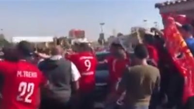 فيديو.. تشجيع جنوني من جماهير الأهلي في طريق إسكندرية الصحراوي