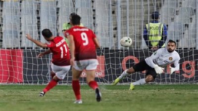 فيديو.. مهاجم الأهلي يُمزق قميصه للحصول على ركلة جزاء