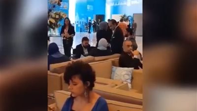 فيديو| قاعة وصول المشاركين في منتدى شباب العالم تتزين قبل الانطلاق