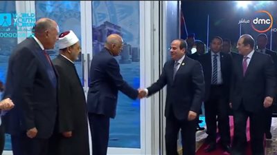 صور| شكري أول المستقبلين للسيسي في منتدي شباب العالم 