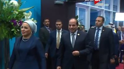 عاجل.. وصول الرئيس السيسي وقرينته قاعة المؤتمرات الدولية بمدينة شرم الشيخ
