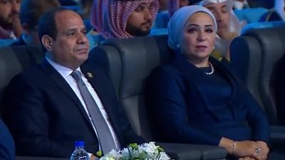 بجانب زوجها ..انتصار السيسي تفتتح منتدى شباب العالم 2018 