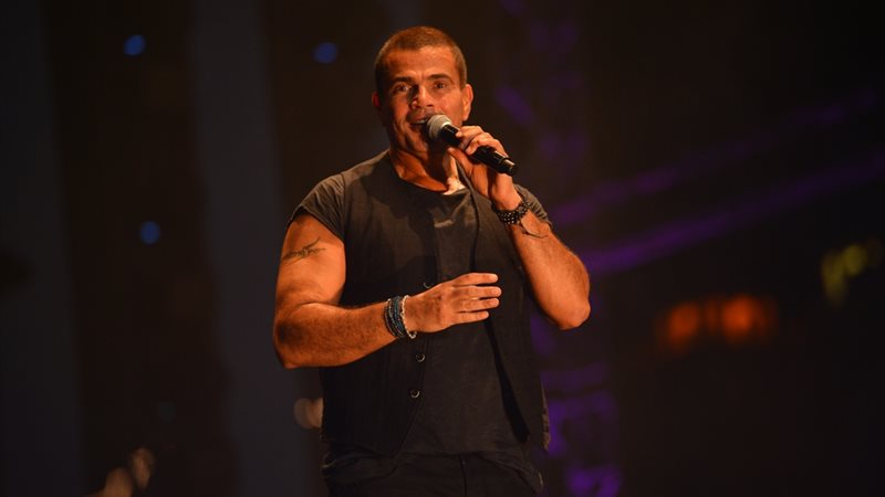  بودي جارد يصفع عمرو