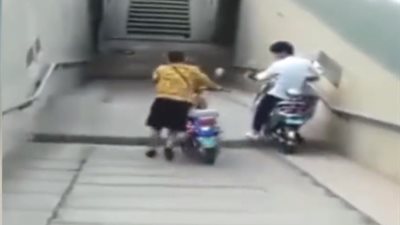 ودنك منين ياجحا .. لحظة سقوط امرأة حاولت النزول من على موتوسيكل