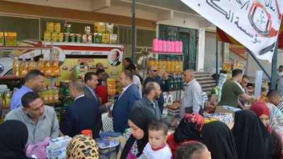 فيديو وصور.. رئيس مدينة كفر الشيخ يتابع قوافل محاربة الغلاء بالقرى