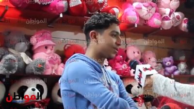 فيديو| الدبدوب الراعي الرسمي للعاشقين .. لم يعد قادرًا على شراءه العاشقين 