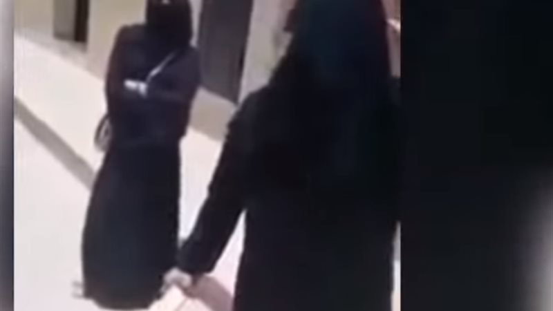 فتاة تكسر يد والدها