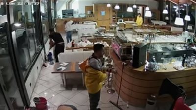 فيديو| لن تتوقع ماذا فعلت موجة ضخمة في إحدى مطاعم إيطاليا 