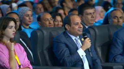 السيسي عن توفير سيارات داخل الجامعة : عربيات ليه المشي أحسن
