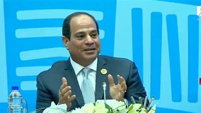 الرئيس السيسي: الطفل بيقلد أمه وبيمسك التليفون طول اليوم 
