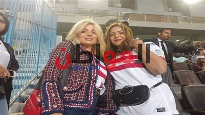 زوجة محمود علاء في مدرجات الزمالك أمام الحدود