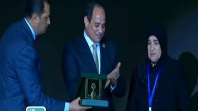 فيديو| والدة الراحل عبد الوهاب يسري: فخورة بحب السيسي لمصر وتقديره لنجلي
