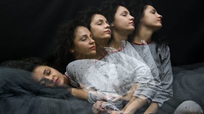 هل مشي طفلك أثناء النوم ضار؟