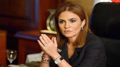 شاهد.. وزيرة الاستثمار تجلس أرضا للتواصل مع ذوي الاحتياجات