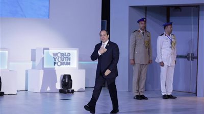 فيديو .. وصول الرئيس السيسي إلى جلسة كيف نبني قادة المستقبل