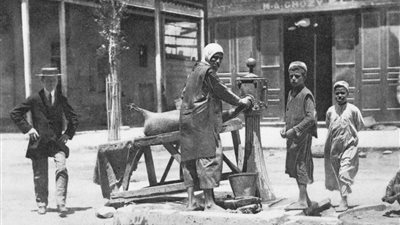 حكاية صورة| السقا يملأ القربة من حنفية مياة  عام 1918 في بورسعيد 