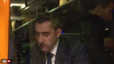 فيديو .. مدرب برشلونة غاضب من تصويره أثناء الأكل