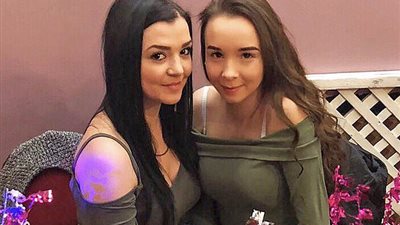 منين يودى على فين.. صورة حيرت الجميع لمعرفة من الأم و من الإبنة!