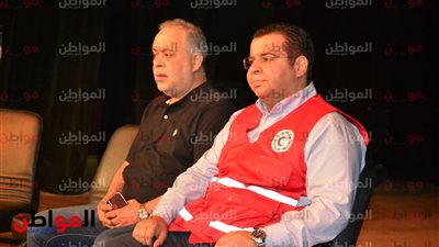 صور| أشرف ذكي يشارك بحملة الهلال الأحمر 