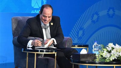 فيديو| وصول الرئيس السيسي لـ مقر حفل ختام منتدى شباب العالم