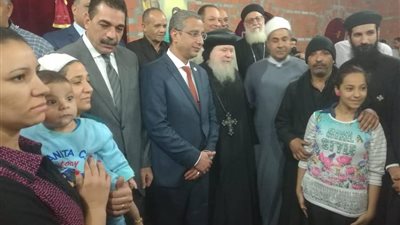 برفقة محافظ سوهاج .. نيافة الأنبا باخوم يزور الناجين من الحادث الإرهابي