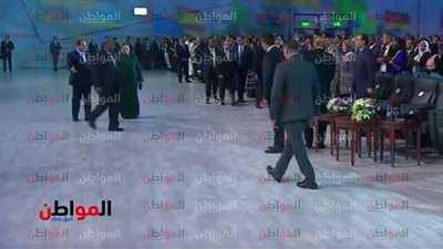 صور .. السيسي يفعل ما يقول .. يدعوا لاحترام المرأة ويبجل زوجته