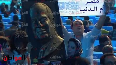 صور .. رفع صورة جرافيتي للرئيس السيسي بعد إعلان توصيات منتدى شباب العالم