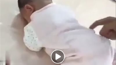 مقموص ياصغنن.. طفل رضيع يتسبب في مداعبة والده.. والسبب!!