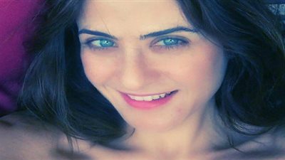 هيدي كرم تثير الجدل بصورة جديدة مع طفل رضيع.. شاهدها  