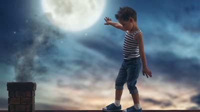 لو إبنك بيمشي وهو نايم.. 8 طرق لمساعدته كي لا يؤذي نفسه