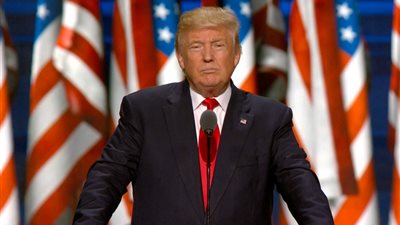 فيديو| مشاجرة على الهواء بين ترامب وصحفي CNN