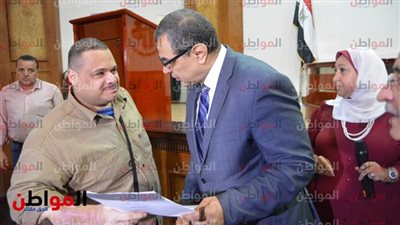 وزير القوى العاملة يسلم 30 عاملا عقودا للعمل بإحدى دول الخليج
