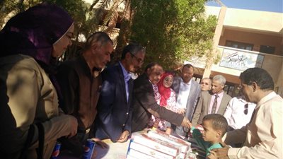 صور.. مستقبل وطن يوزع 100 عبوة من حلوي المولد النبوي على تلاميذ الوادي الجديد