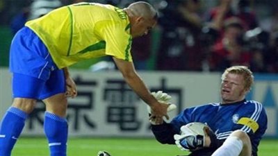 قصة صورة..رونالدو يواسي أفضل حارس في العالم