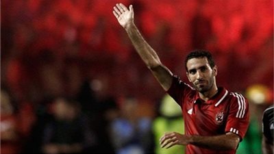 صورة.. أبوتريكة يداعب جدو بسبب 
