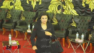 صور| منى الشاذلي تصل عزاء حمدى قنديل 