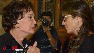 صور .. كفوف لبلبة تكشف سنها رغم ميك آب وجهها في عزاء حمدي قنديل